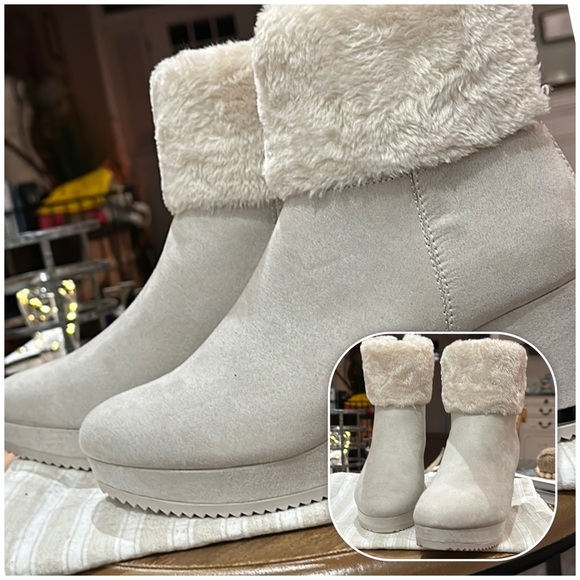 🪧 DKNY Women’s Nadra Faux Fur Wedge Booties in Vanilla Faux Suede, Size 9.5 - Picture 4 of 16